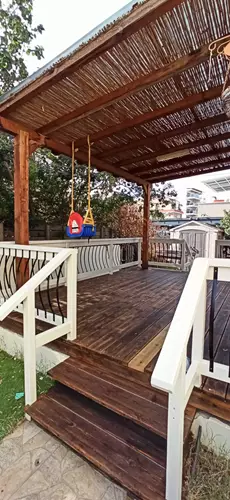 בניית פרגולה ודק מעץ בבית פרטי